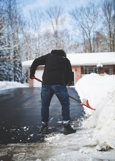 铲雪的人